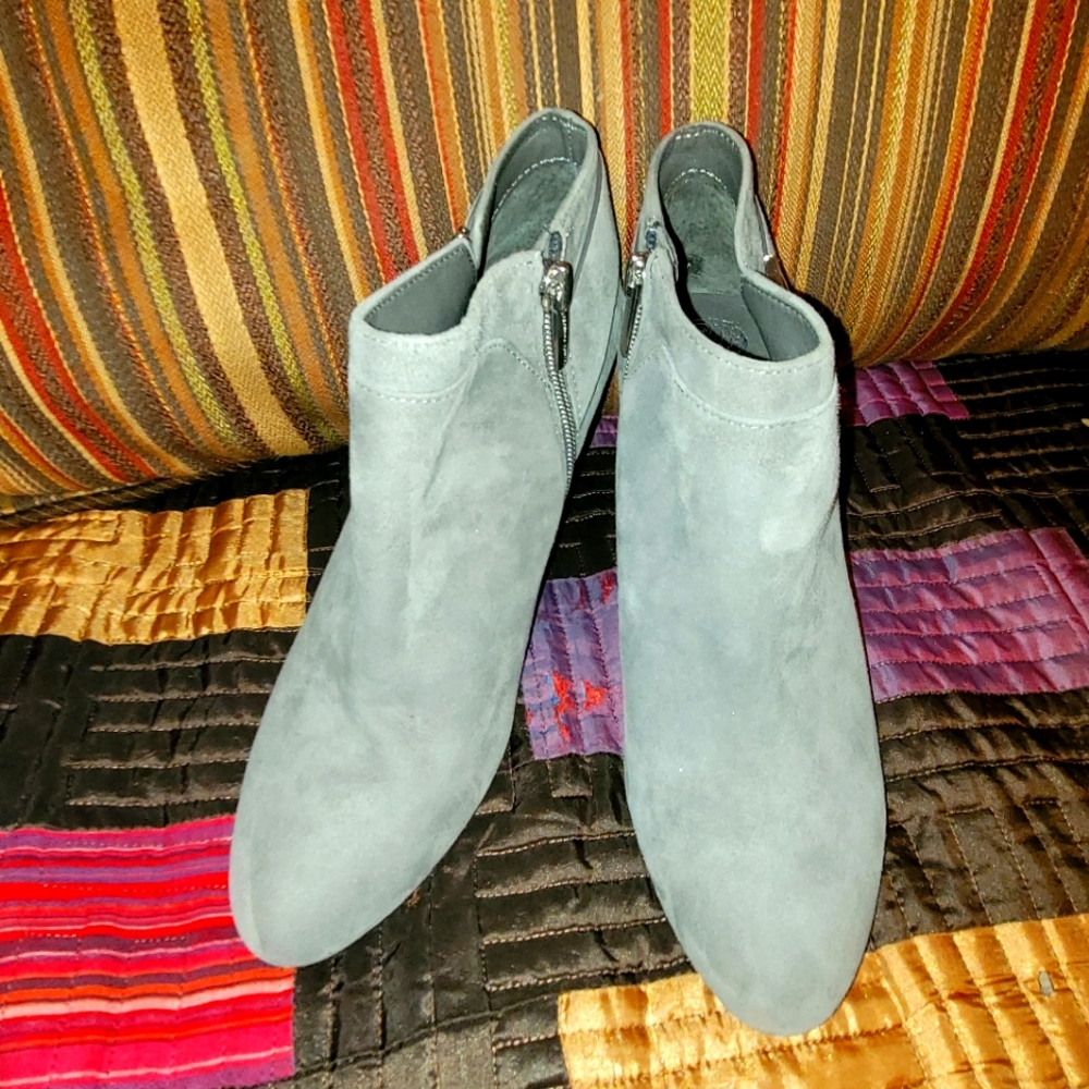 Vince Camuto booties 81/2m gray